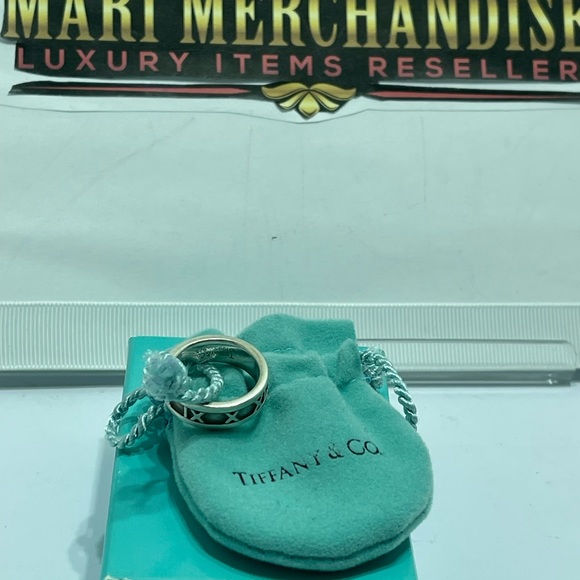 - Tiffany and Co. Atlas Ring size6 in silver 925. Comes with pouch and box. - Picture 10 of 14
